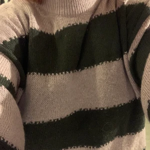  Stickad tröja randig M  - Är i bra skick inga hål eller fläckar, har använts ganska mycket den är också lite oversized :)  