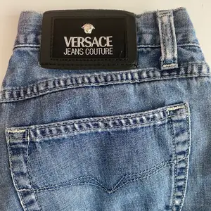 riktigt snygga jeans från Versace som jag tyvärr måste göra mig av med då de är för små för mig. Jeansen har slits både på ena knät men även på undersida rumpa. Kan lagas. Förkortats hos skräddare för cropped look. Innermått 65cm