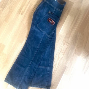 Lee Jeans - Supersnygga vida jeans från Lee. Barnstorlek (står Boys på lappen) egentligen men sitter snyggt på en S eller XS! ca 70cm midja, 72cm innersöm!