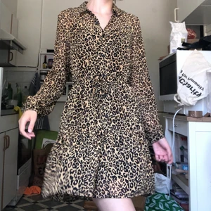 Leopardmönstrad klänning  - En leopardmönstrad klänning, med en insydd svart underklänning!