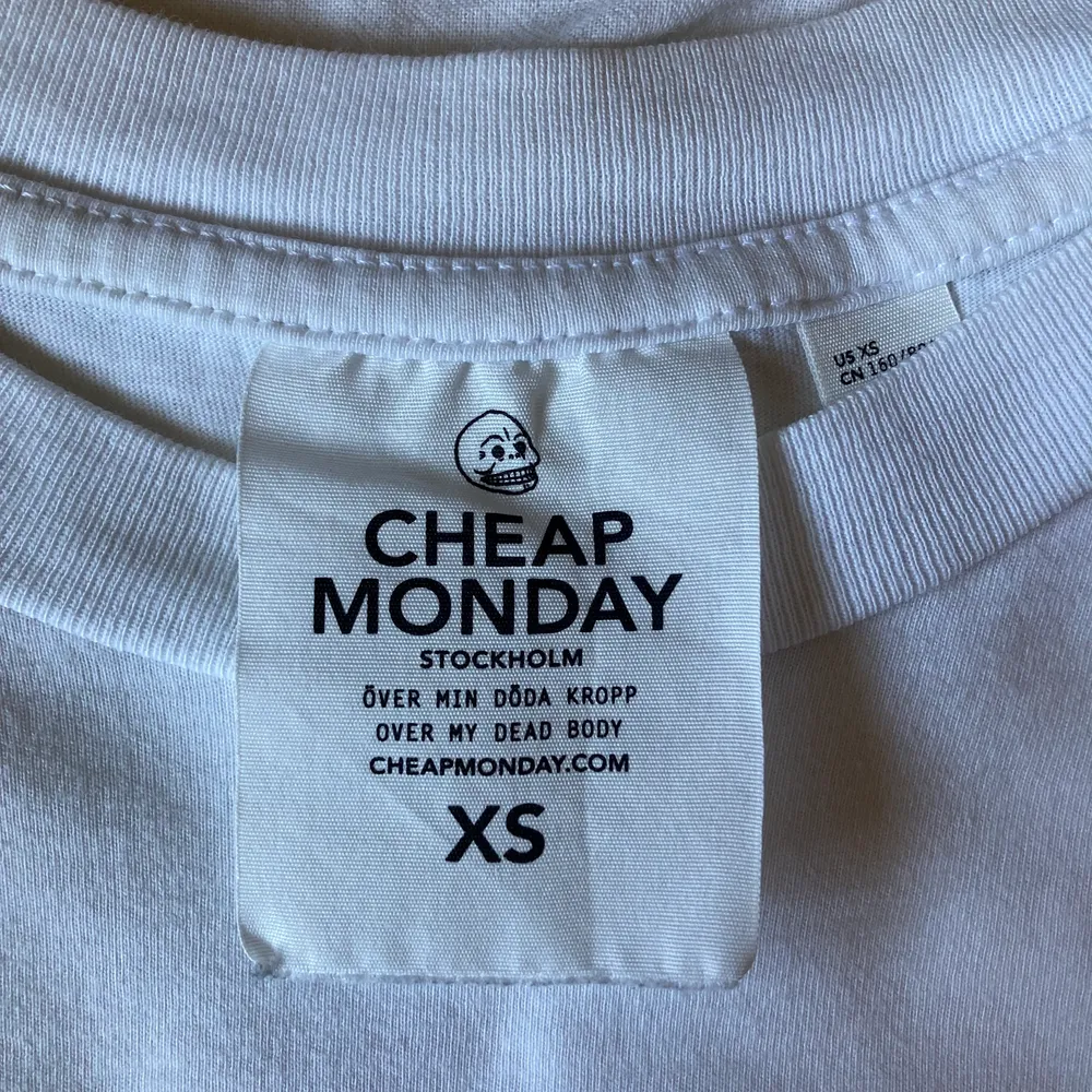 Intressekoll på min T-shirt från Cheap Monday som endast är använd en gång!💗 Storleken är XS men sitter som S!. T-shirts.