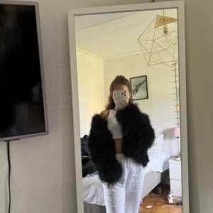 Svart fjäderjacka - Black Dream - Säljer min fina fjäderjacka då den aldrig kom till användning. Den är helt oanvänd o alltså i nyskick. Kan både skicka på posten och mötas upp💕💕 nypris 1399kr