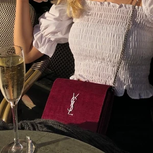 YSL bag - Säljer nu min rosa ysl väska i sammet då jag inte får så mycket användning för den. Köpte den för 11 000kr och den är så gott som ny! Väldigt fin och elegant, köpte den vintage i Göteborg så den är unik 💃🏼✨👛😆