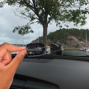 Solglasögon  - Fräschaste glasögonen till sommaren ☀️  Färg: guld/svart    Kan mötas upp nära Uddevalla, men kan även frakta om ni står för kostnaden 