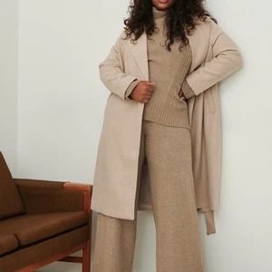 Beige kappa från NAKD  - En jätte fin beige kappa köpt i vintras och knappt använd. Storlek 36, men kan även användas för de som brukar ha större storlekar. Köpare står för frakt. Kan mötas upp i Stockholm Pris kan diskuteras.