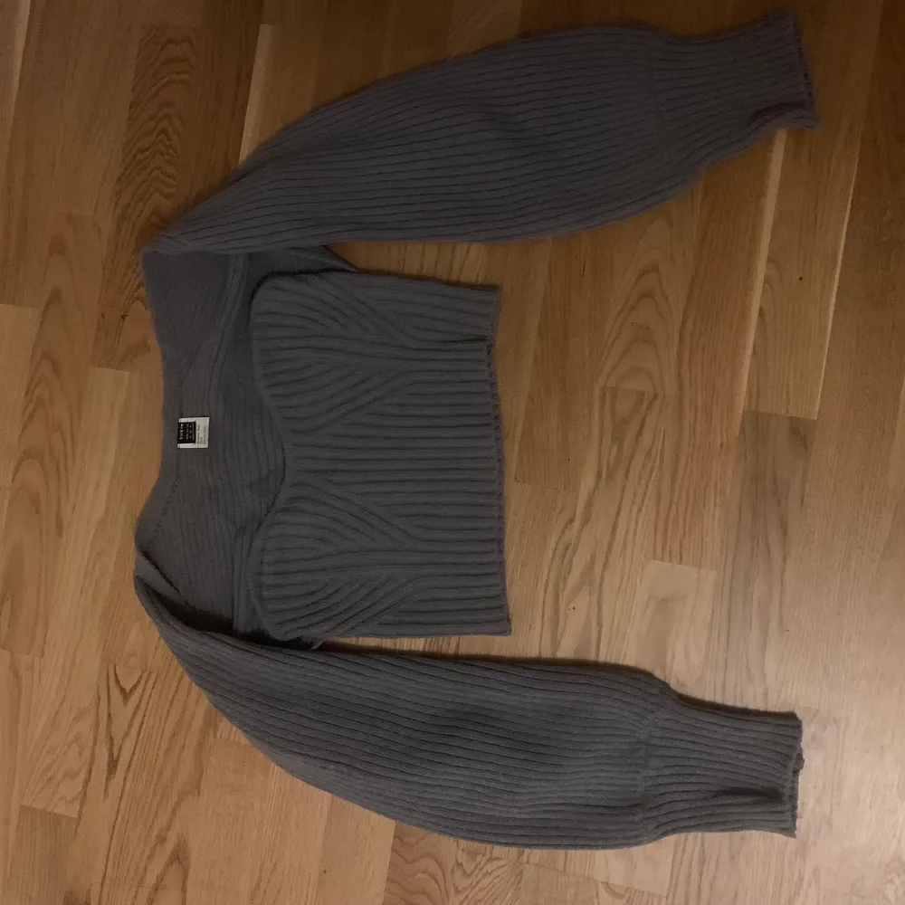 Säljer mitt bolero set som inte kommit till någon användning, använt 3-4 gånger. Väldigt skönt och bekvämt material, inte alls stickigt eller nopprigt. Delarba passar bra både tillsammans men också själva med något annat till. Skriv vid fler frågor! 🤍 . Stickat.