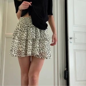 mönstrad kjol - TRYCK INTE PÅ KÖP NU ♥️INTRESSEKOLL på min fina kjol från lindex som jag köpte här på plick för typ en månad sen bara, jättebra skick 