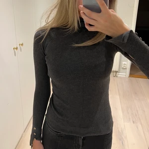 Zara polotröja - En skön polotröja med knappar på ärmarna från Zara i storlek Small!🤩