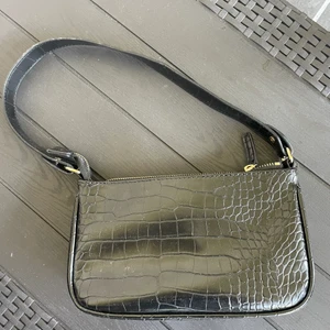 Väska - Väskan är i nyskick och nypris låg på 199kr. Frakt tillkommer och köparen står för frakten. 