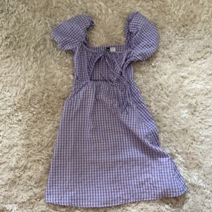 Klänning  - Rutig klänning från H&M.