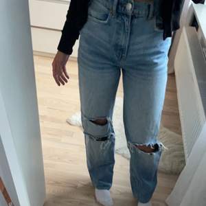 Blåa raka jeans från Gina tricot. Har sytt upp de, så de är kortare än de i butik (innerben:74cm, midjemått:72cm)