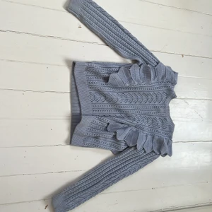 Blå tröja med fina sömmar Och spets💙 - Blå tröja… den är ljusare en på bilden är använd typ fem gånger för jag har miljoner mer tjocktröjor den är tvättad  💙💙💙den är jätte varm 