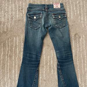 Ett par true religion jeans som inte kommer till användning. 💕 Midjemått: 34 cm på en sida. Innerbenslängd: 77cm