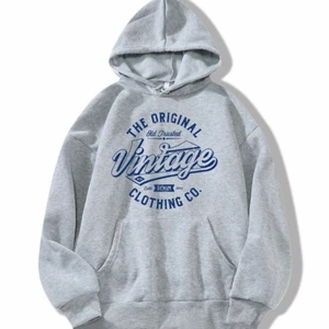 Skön grå hoodie med motiv  - Sjukt skön hoodie. Storlek XL men är mer som en L. Lite tunnare material. Använd en gång💕