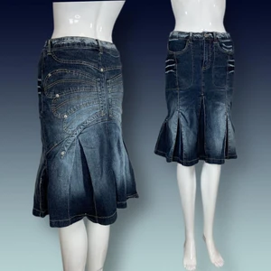 Jeanskjol - Fjäril mönstrad kjol med blekning detaljer. I toppenskick! Från Destiny Jeans, storlek 5/6. Kolla måtten nedanför. Mått:  Midjebredd 35cm, Höftbredd 40cm, och längd 59cm. Spårbar frakt är inräknad i priset! 