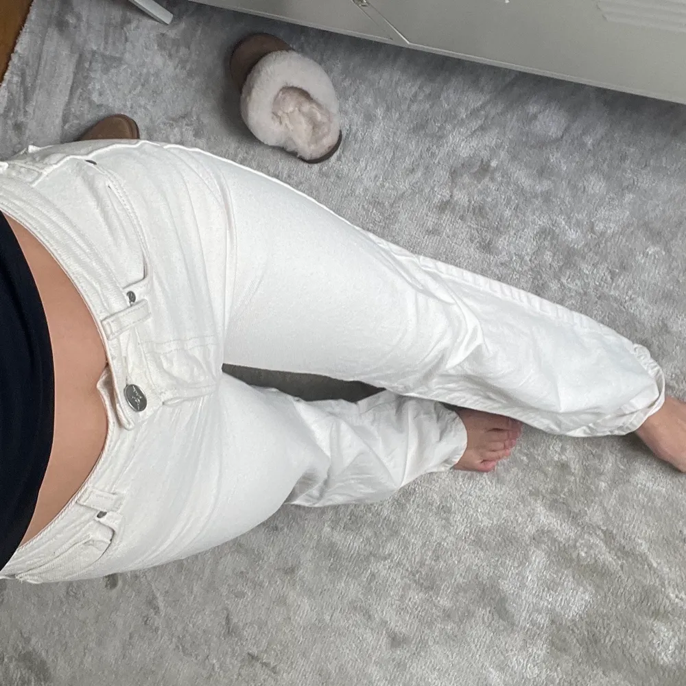 Offwhite jeans från bikbok. W25 men längden vet jag inte. Är 164 och de är lite för långa för mig  😊sitter som en xs/s. Jeans & Byxor.