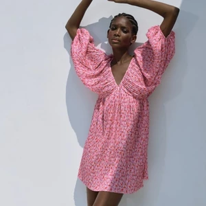 ZARA klänning  - Säljer min fina klänningen från Zara. Tyvärr har den inte kommit till användning, endast provad. Slutsåld på webbsidan. Köparen står för frakten. Kan skicka mer bilder 😊 💕 