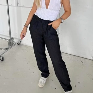 Mörblå linnebyxor  - Säljer mina helt oanvända linnebyxor från Design by Si. Nypris 470kr. Mitt pris: 300kr