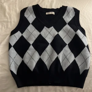 Väst - Säljer en väst från shein. Använts 2 gånger.Köparen står för frakten.