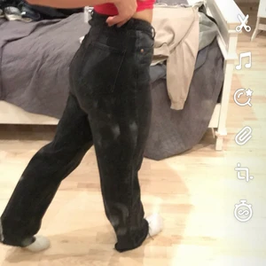 NAKD JEANS  - Säljer dessa sjukt snygga och sköna jeans från NAKD strl 38! Pris 100kr+frakt alternativt efter överenskommelse😁❤️🥰👌 lite stora på mig som är 34/36 i jeans😊