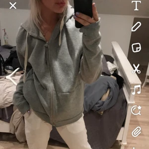 Owersize Hoodie - Säljer denna snygga owesize zipen!😁❤️👌 strl s men owersize! Pris 90kr+frakt alternativt efter överenskommelse😁👌