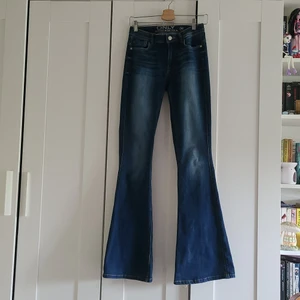 !!flared jeans!! - Säljer dessa SJUKA flared jeans. Älskar men de har blivit för små så säljer dom. De är köpta för 250kr+frakt på Sellpy. Jag säljer dom för 150kr+frakt❤❤ midja:73cm innersömm:89cm🥰 Passar personer upp til 178cm!!