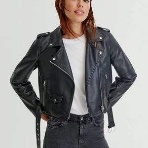 Skinnjacka  - Säljer denna skinnjacka som är köpt för 11 månader sen, knappt använd från pull & bear. Jackan är liten i storleken, sitter som en M