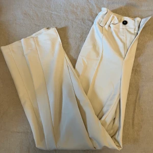 Beiga byxor från zara  - Säljer pga för stora. I nyskick 