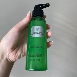 The body shop peeling  - • Oöppnad/oanvänd produkt från The body shop. Se bilder för beskrivning av produkten!  • Nypris ord. 225 kr för 100 ml, detta är 145 ml  • Frakt tillkommer på 45 kr, Postnordbrev 