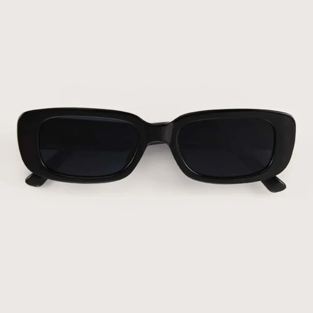 Trendiga solglasögon i färgen svart är helt ny och oanvänd!. Accessoarer.
