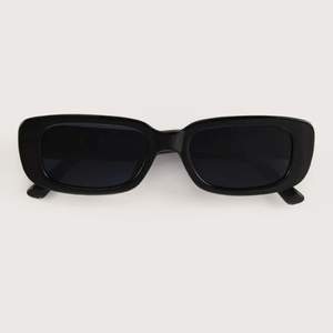 Trendiga solglasögon i färgen svart är helt ny och oanvänd!