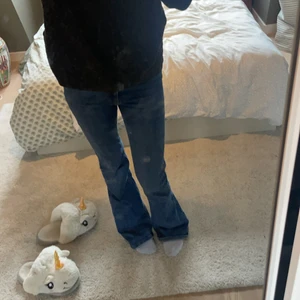 Bootcut jeans zara - As snygga mid rice bootcut jeans från zara!Köpta för ca 1 år sen men är i bra skick!
