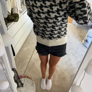 Stickad tröja  - Säljer denna supersnygga alpaca tröja från HM då den inte kommer till användning. I nyskick!!  Köparen står för frakt 