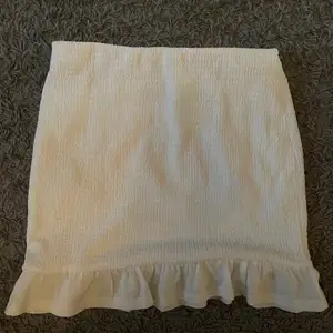 Jättefin, vit kjol från Vila. Använd ca 3 gånger. Storlek M. 100 kr + 39 kr 