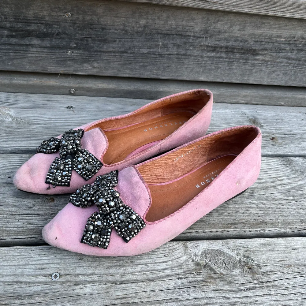 Ljusrosa loafers/ballerina i mocka med glitterdetalj. Köpta 2017 på matilde i pk-huset! . Skor.