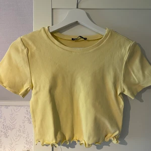 Gul tshirt från zara - Jättefin gul tshirt från zara i strl M! Knappt använd