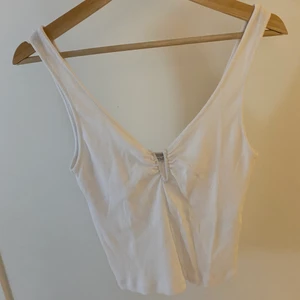 Vitt linne med v-ringning - Vitt rubbat linne från Zara med v-detalj. Strl M