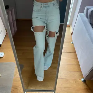 Slutsålda jeans från zara med så coola och unika hål lite längre upp på låren!! 🤎
