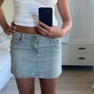 Jeanskjol - Jeanskjol från carhartt i storlek 27, superfin färg