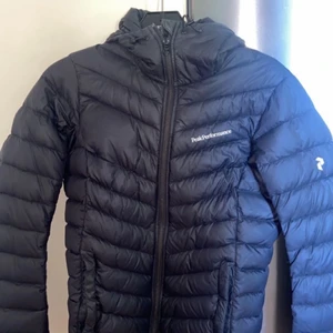  Peak performance jacka - Så gott som ny, använd 1 vår och höst 550 kr frakten ingår i priset 🥰 