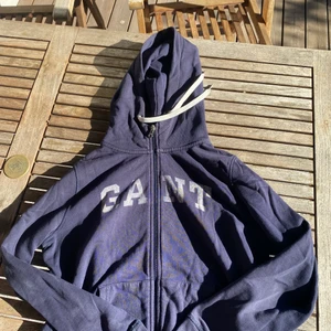 gant  - gammalt, men aldrig använts. mörkblå med vit text. lite overzised på mig som är storlek xs-s