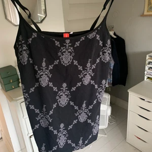 Svart linne - Svart linne med gråa detaljer, aldrig använd❤️ perfekt skick!