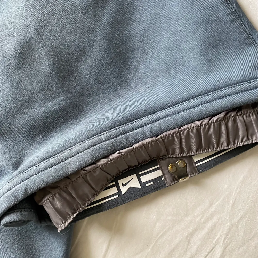 Nike SB byxor med snölås och knytning vid midjan. Skriv för fler bilder💙. Jeans & Byxor.