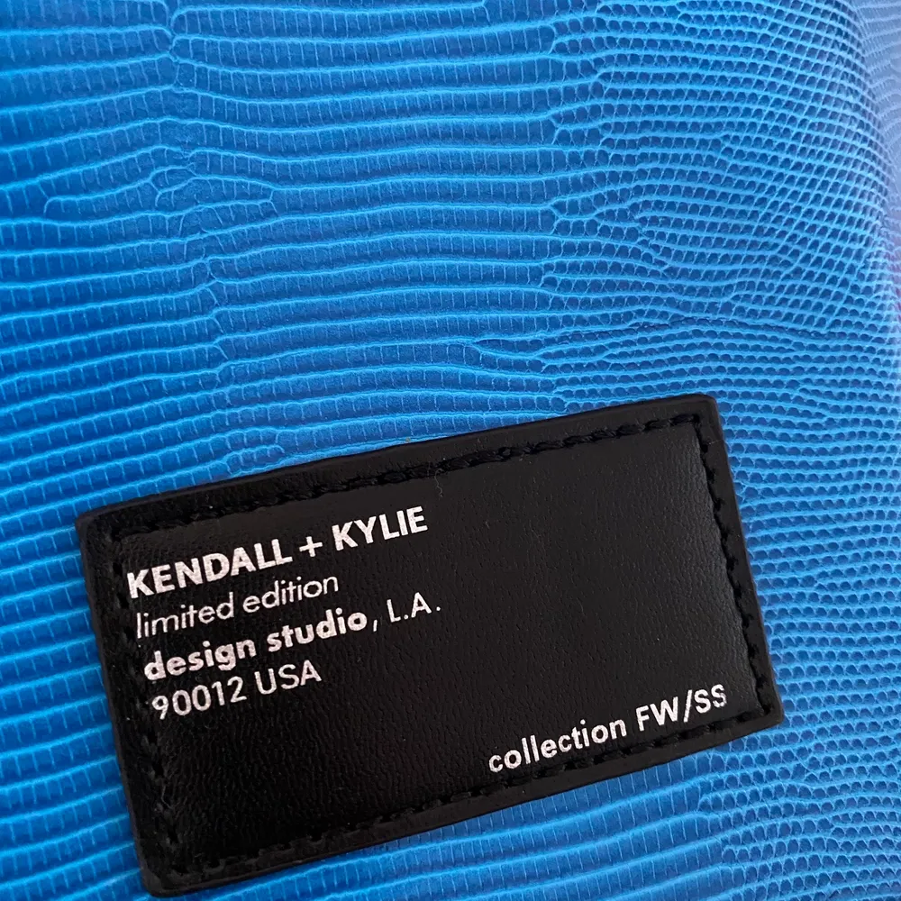 Köpte denna väska från Kendall + Kylie från dubai detta året, den är slutsåld nu, säljer den pga den har inte kommit till någon användning då det är inte mig färg. Original pris är 500 kr. Säljer den för 300 . Väskor.