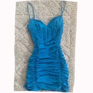 Zara klänning - Vill kolla om det finns något intresse för denna klänning köpt på Zara i Barcelona i storlek 36. Lappen är kvar och axelbanden är justerbara🥰 tror inte att denna går att få tag på längre 