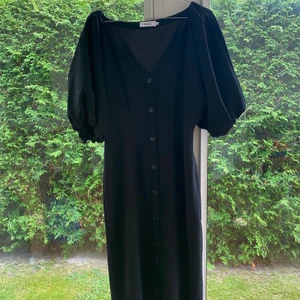 Stylein klänning  - Använd en gång som ny. Helfodrad. Går strax nedanför knät på mig som är 171