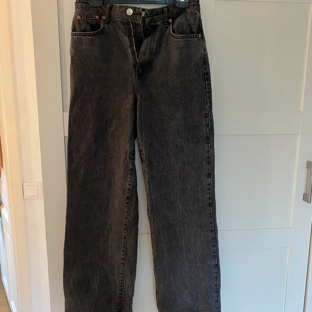 Säljer ett superfina vida jeans från Gina Tricot i storlek 38 skulle säga S och M. Använda ett få tal gånger men har tyvärr blivit försmå för mig. Nypris 600 men säljer 150 + frakten runt 70 kronor . Jeans & Byxor.