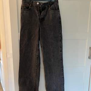 Säljer ett superfina vida jeans från Gina Tricot i storlek 38 skulle säga S och M. Använda ett få tal gånger men har tyvärr blivit försmå för mig. Nypris 600 men säljer 150 + frakten runt 70 kronor 