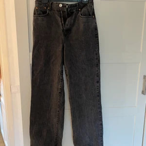Gråa jeans från Gina tricot  - Säljer ett superfina vida jeans från Gina Tricot i storlek 38 skulle säga S och M. Använda ett få tal gånger men har tyvärr blivit försmå för mig. Nypris 600 men säljer 150 + frakten runt 70 kronor 