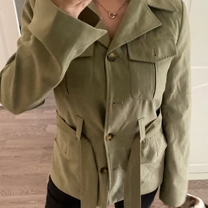 Grön jacka  - En grön jacka/kavaj i typ mjukt material. Köpte 2019 använt ett fåtal gånger. Stor i storleken 